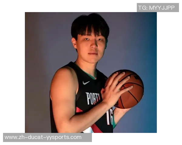 杨瀚森被下放开展联盟仍是宠儿!为助理总经理过生日,附上中文版